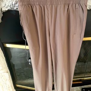 Bananna size small joggers!  Never been worn.